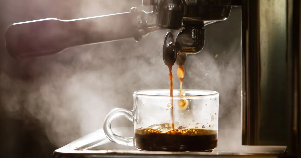 Cà phê espresso chảy vào tách từ máy pha