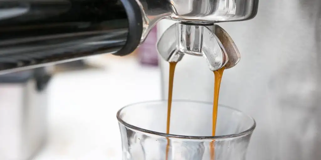 Chiết xuất espresso qua tay cầm máy pha
