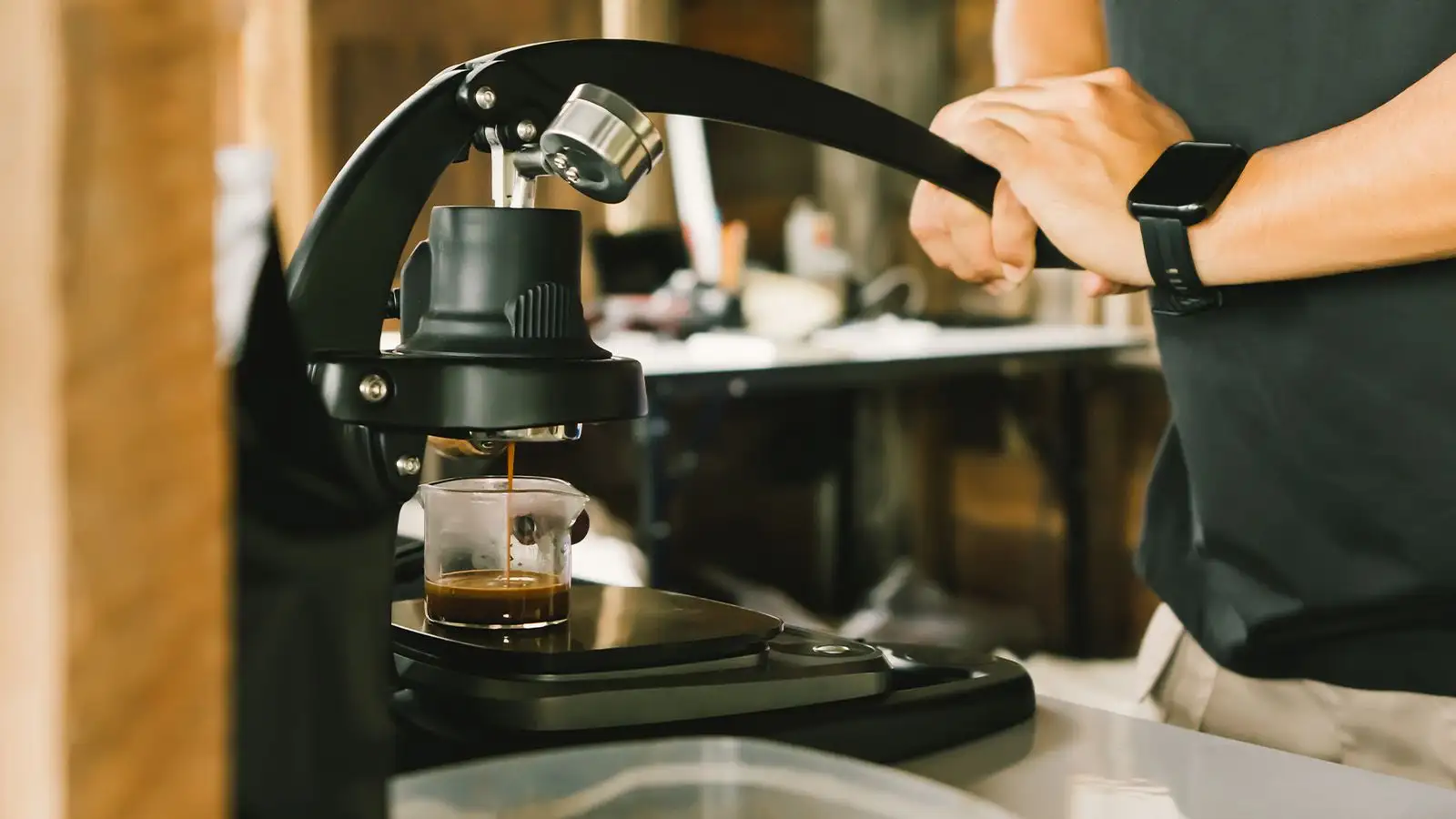 Pha cà phê espresso bằng máy pha cần gạt