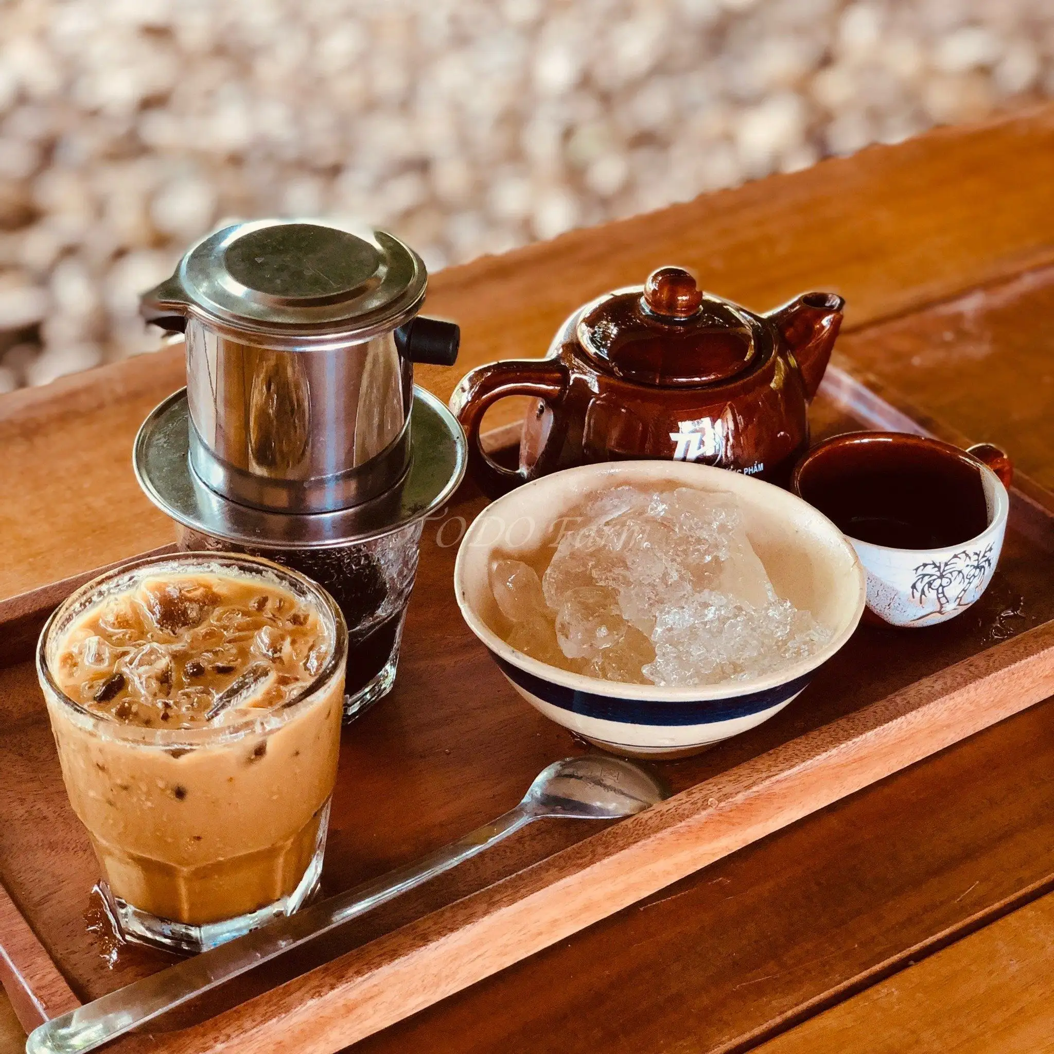 Cà phê phin Viêt Nam được pha cà phê sữa đá đậm đà hương vị