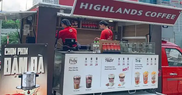 Highlands Coffee đổ bộ đường phố Hà Nội: Đầu tư hẳn ô tô lưu động, giá rẻ hơn 16.000 đồng