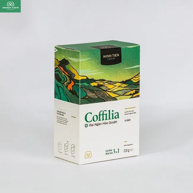 Các gói cà phê hòa tan được sắp xếp trên mặt bàn