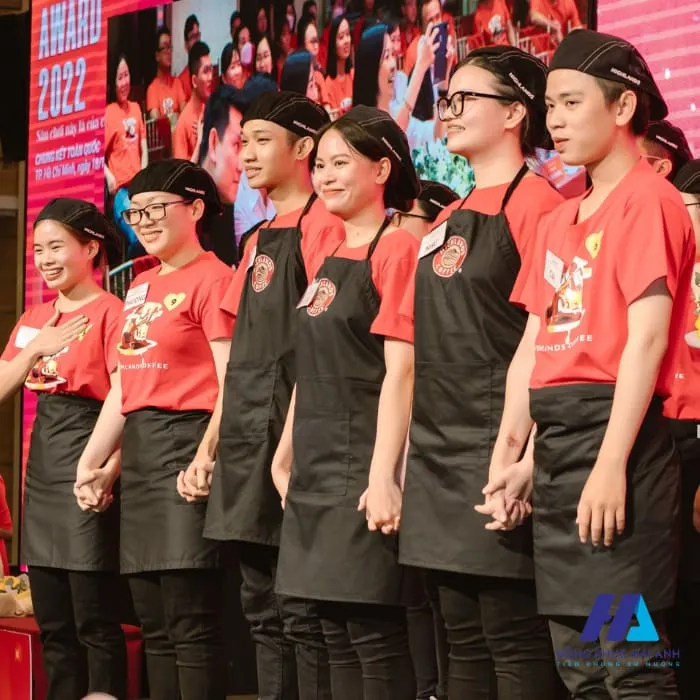 Đồng Phục Của Highlands Coffee: Phân Tích Bộ Nhận Diện Thương Hiệu Chuyên Nghiệp