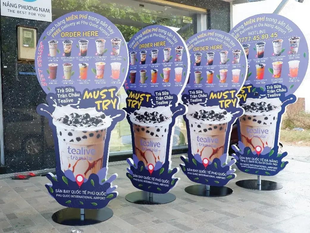 Menu treo tường sử dụng khung tranh có đèn chiếu sáng làm nổi bật các món ăn đặc biệt