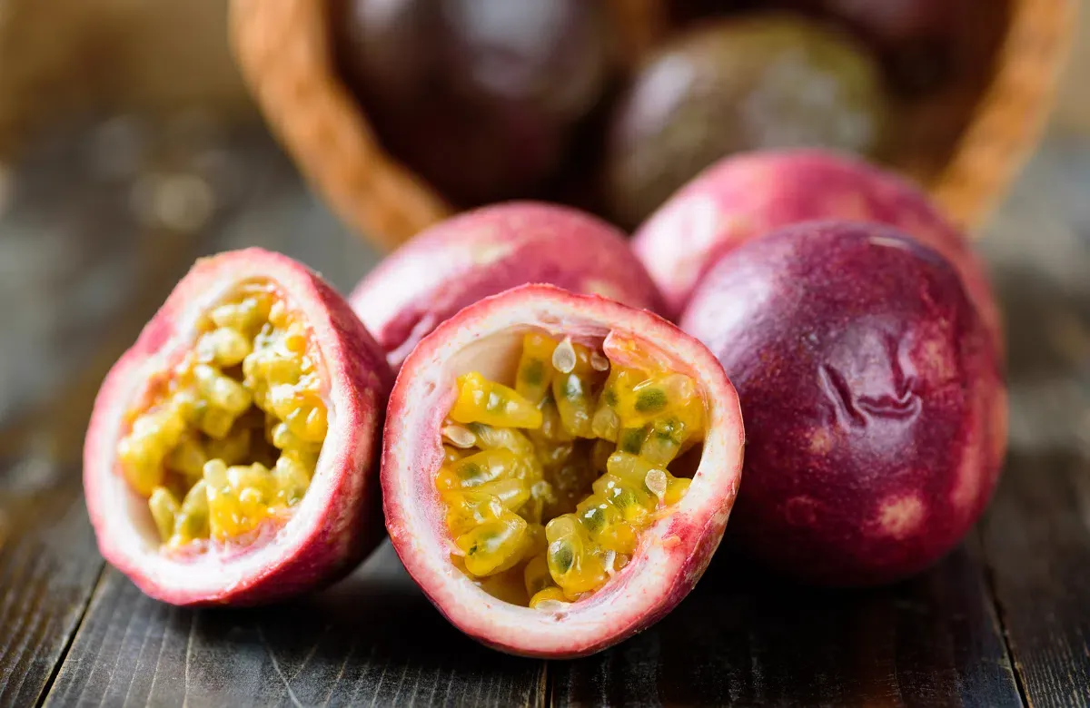 Một người phụ nữ tập trung uống một ly cà phê đen nóng