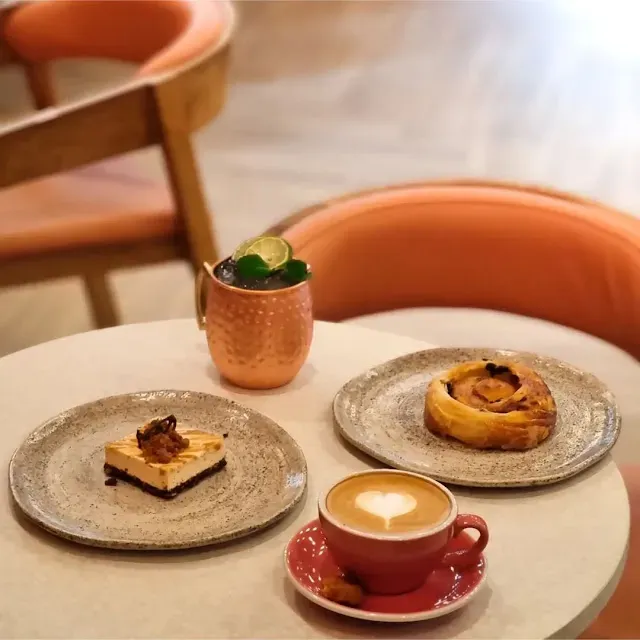 Wonderlust Jogja hiển thị bảng giá và các món ăn đặc trưng của quán