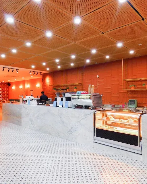 Wonderlust Jogja thể hiện các tiện ích khu vực chỗ ngồi ngoài trời và sân bóng rổ