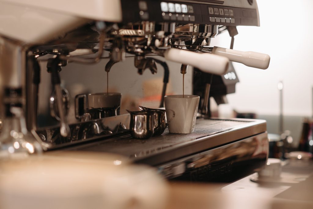 Cành cà phê với những quả chín tại vùng trồng
